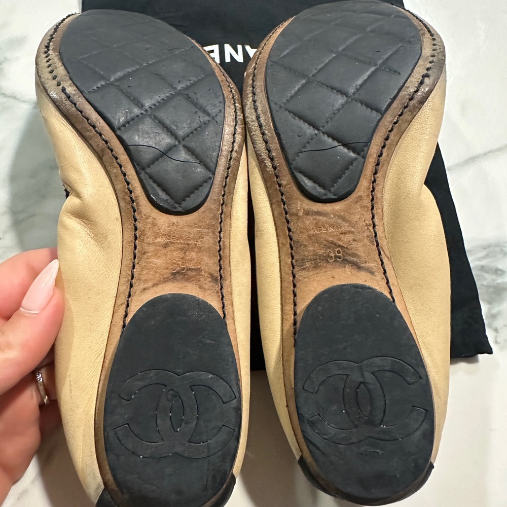 CHANEL Black and Tan Flats with Elegant flower - Picture 3 of 5